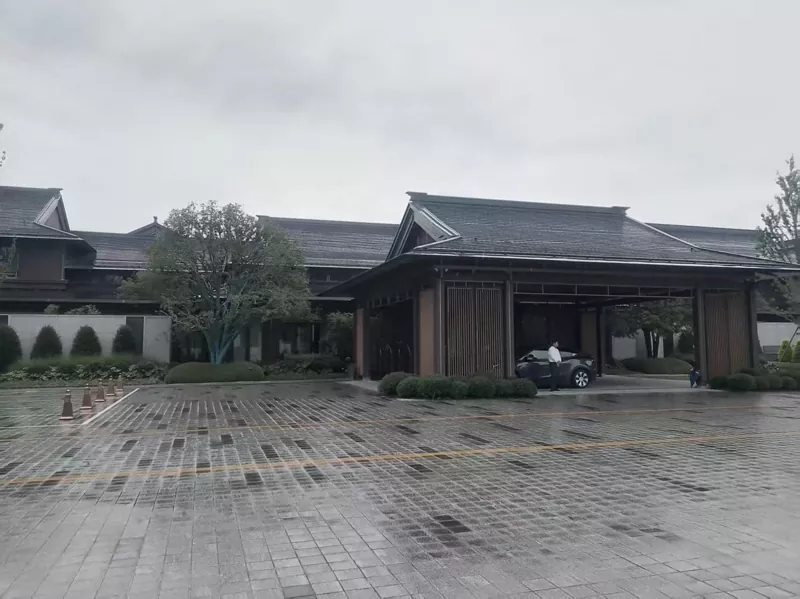Progetto di installazione e messa in servizio della pompa di calore per deumidificazione della piscina integrata del giardino Greentown Guixiang completato